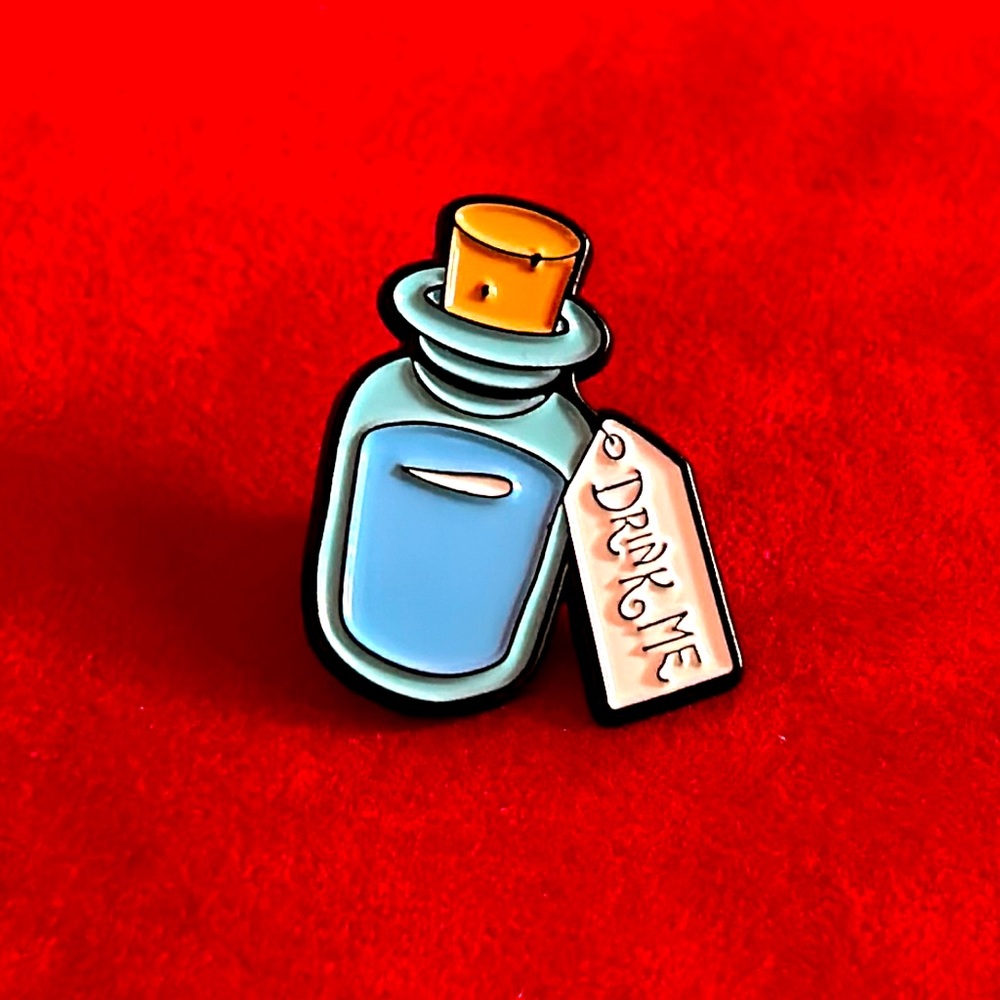 Drink me bottle Pin